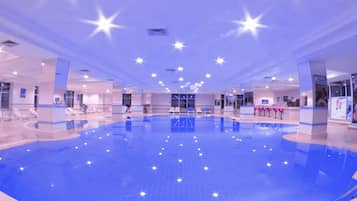 Piscine couverte, accÚs possible de 09 h 00 à 21 h 00, chaises longues