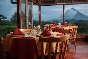 Petit-déjeuner, déjeuner et dîner servis sur place, vue sur le jardin