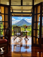 Interior de madera con vista a una montaña.