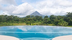 Una piscina con una montaña al fondo.