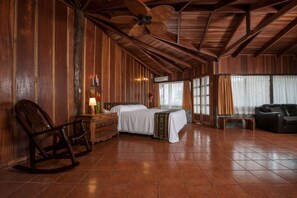 Master Suite | In-room safe, iron/ironing board, free WiFi, bed sheets - Hotel Arenal Lodge (La Fortuna)
