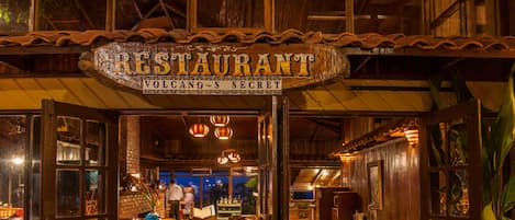 Serviço de café da manhã, local e internacional, vistas para o jardim