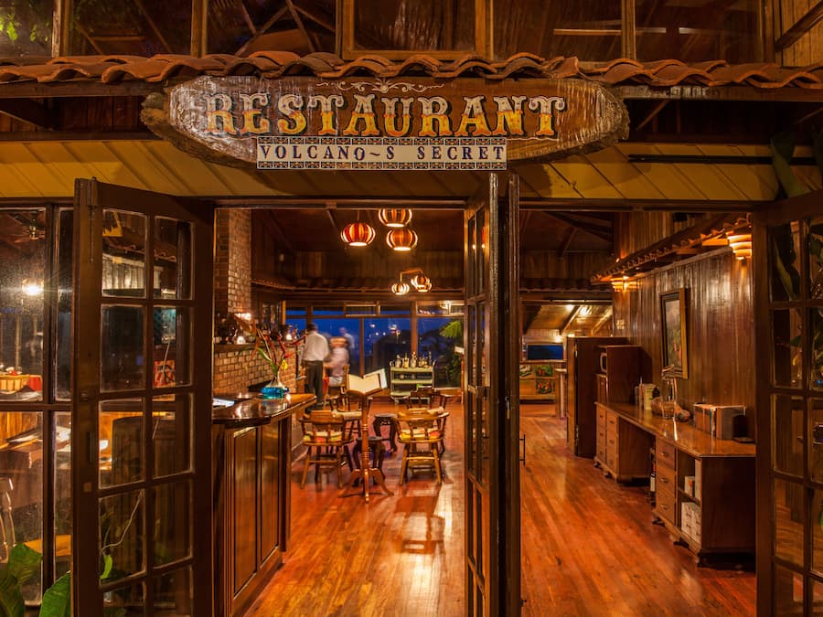 Serveert ontbijt, lunch, diner, uitzicht op de tuin