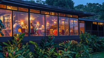 Frühstück, lokale und internationale Küche, Blick auf den Garten