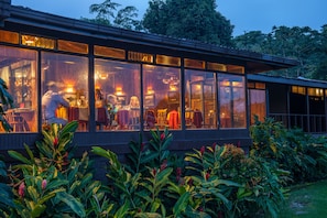 Petit déjeuner, déjeuner et dîner servis sur place, vue sur le jardin