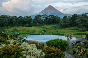 Outdoor pool, open 9:00 AM to 9:00 PM, sun loungers - Hotel Arenal Lodge (La Fortuna)