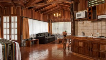 Master Suite | In-room safe, iron/ironing board, free WiFi, bed sheets