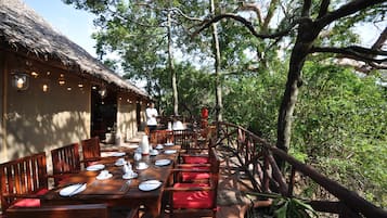 Petit déjeuner, déjeuner et dîner servis sur place