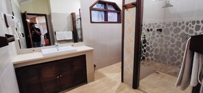 Shower, slippers, towels - Fig Tree Camp (Maasai Mara)