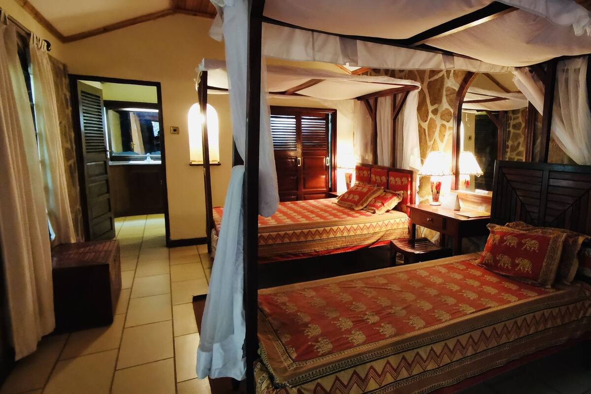 Chalet Room | 客房内保险箱、办公桌、熨斗/熨板、免费 WiFi