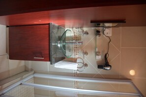 Luxury Double Room | Bathroom | Separate tub and shower, free toiletries