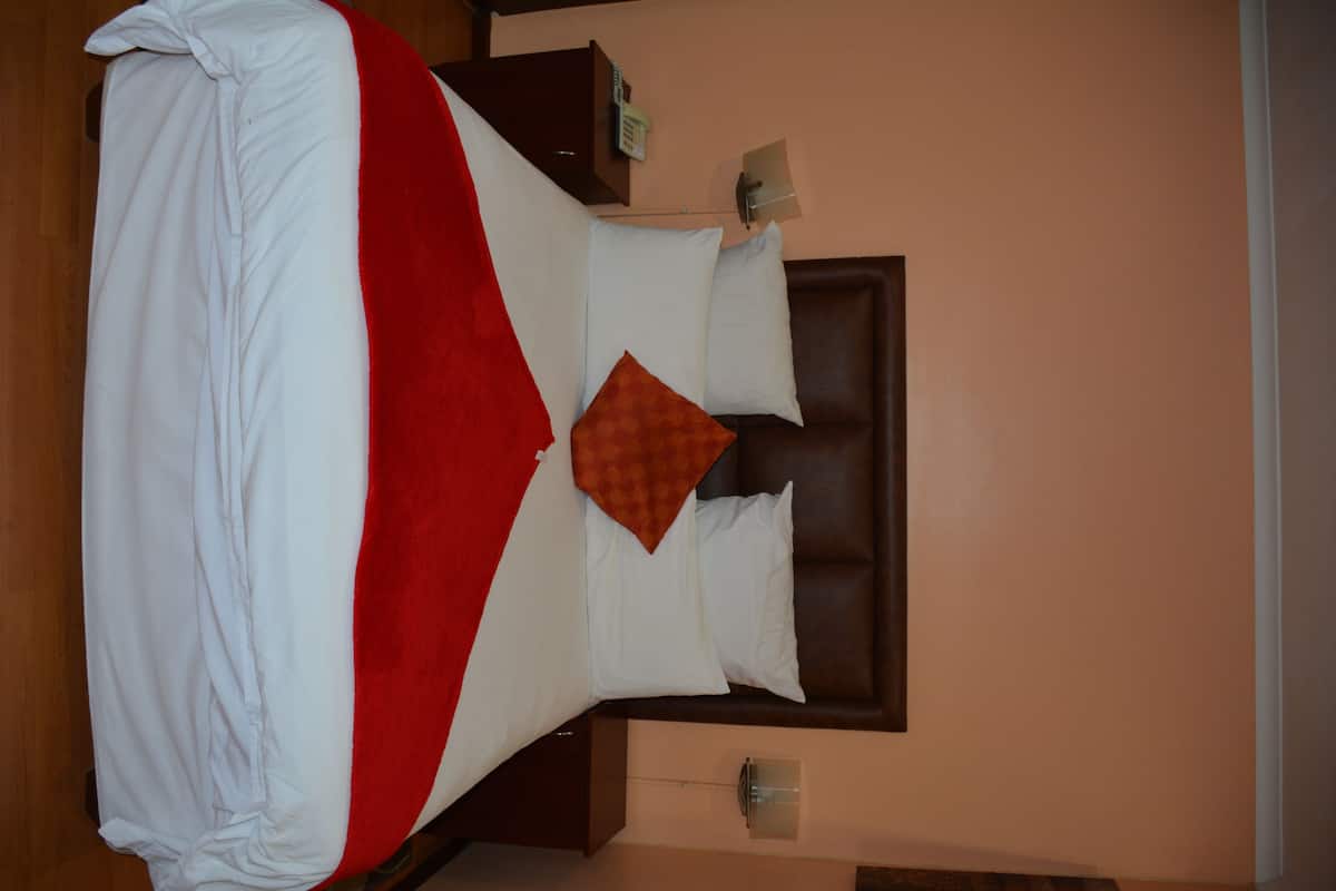 Premium bedding, in-room safe, desk, free WiFi