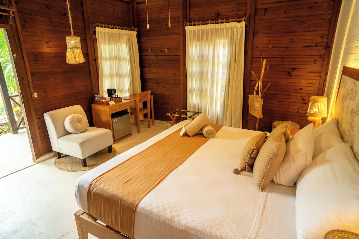 Bungalow | Minibar, brankas, meja kerja, dan tirai kedap cahaya