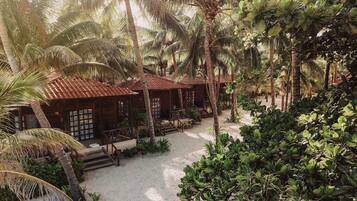 Minibar, coffres-forts dans les chambres, bureau, rideaux occultants