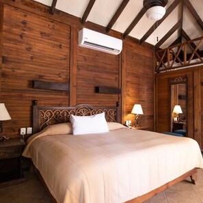 Minibar, caja de seguridad en la habitación y escritorio 