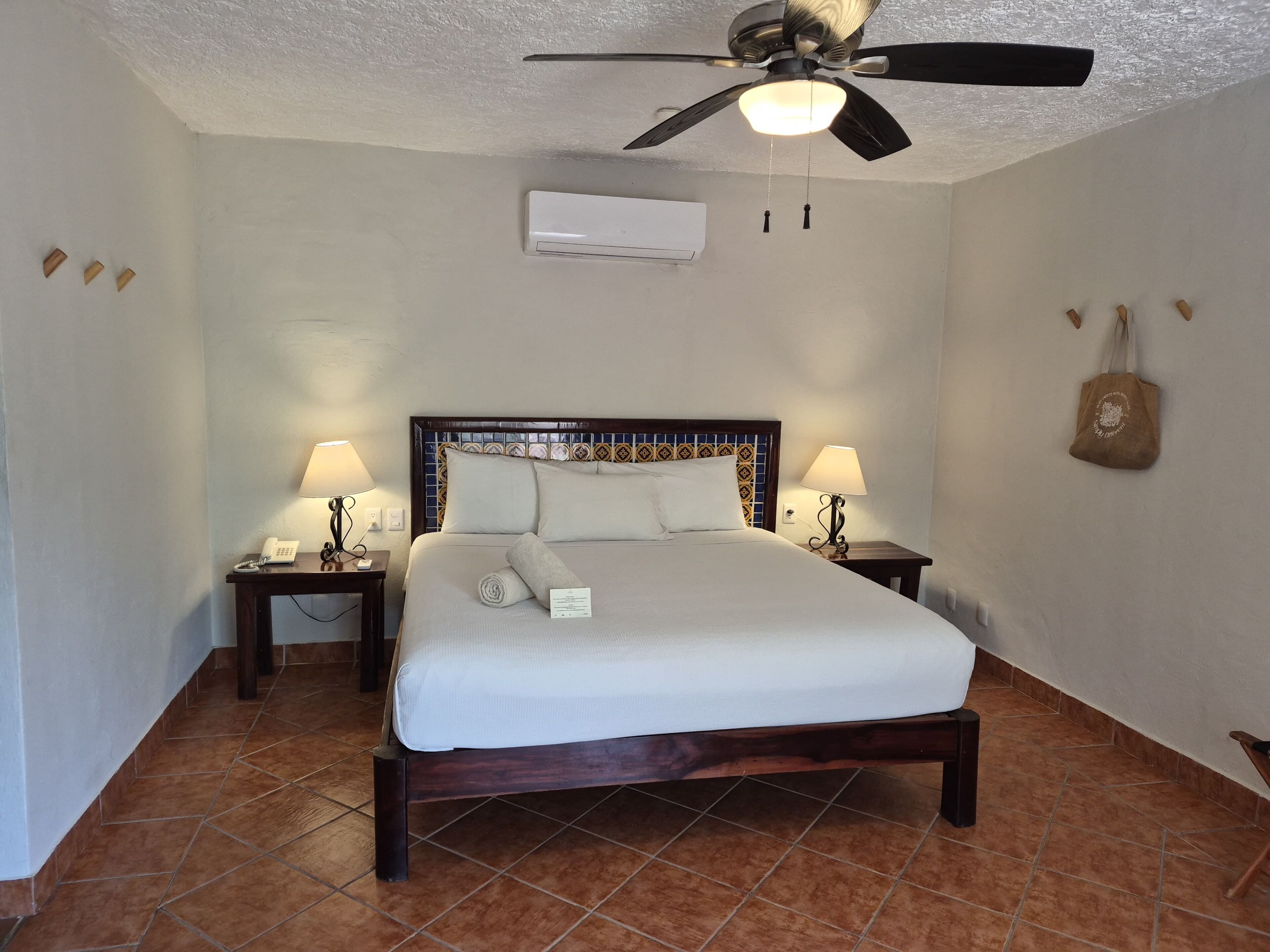 Chambre Classique, 1 très grand lit | Minibar, coffres-forts dans les chambres, bureau, rideaux occultants