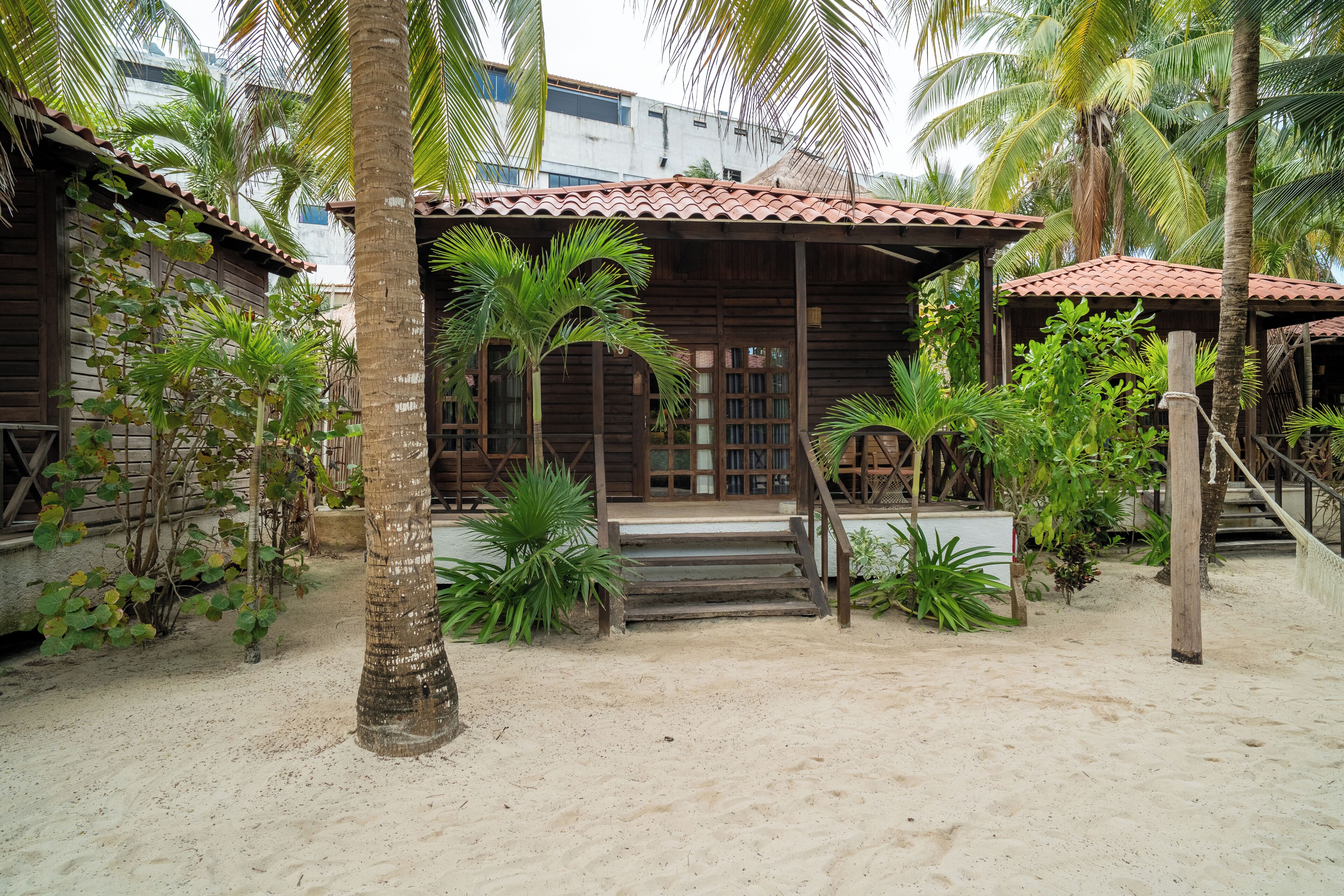 Bungalow | Minibar, brankas, meja kerja, dan tirai kedap cahaya