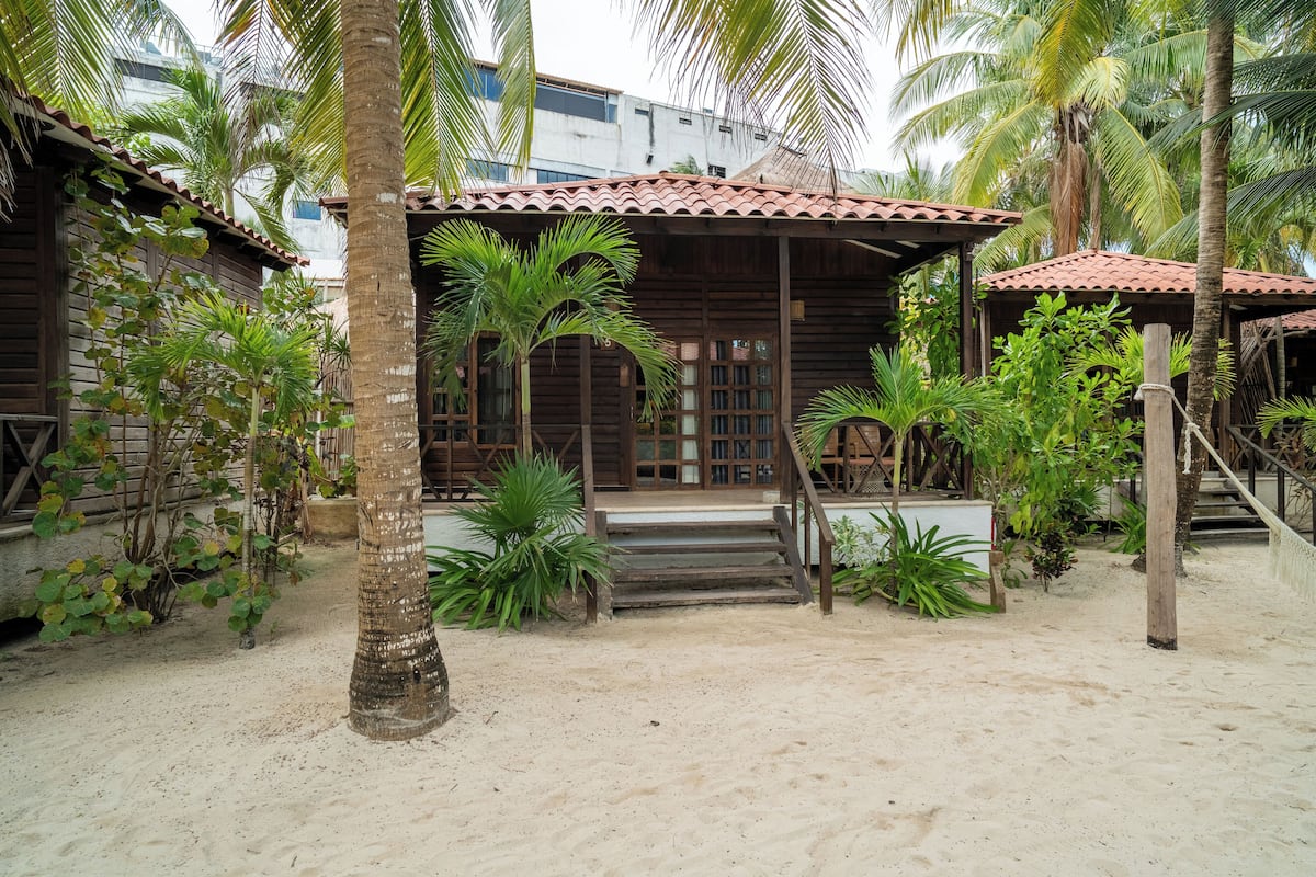 Bungalow | Minibar, brankas, meja kerja, dan tirai kedap cahaya