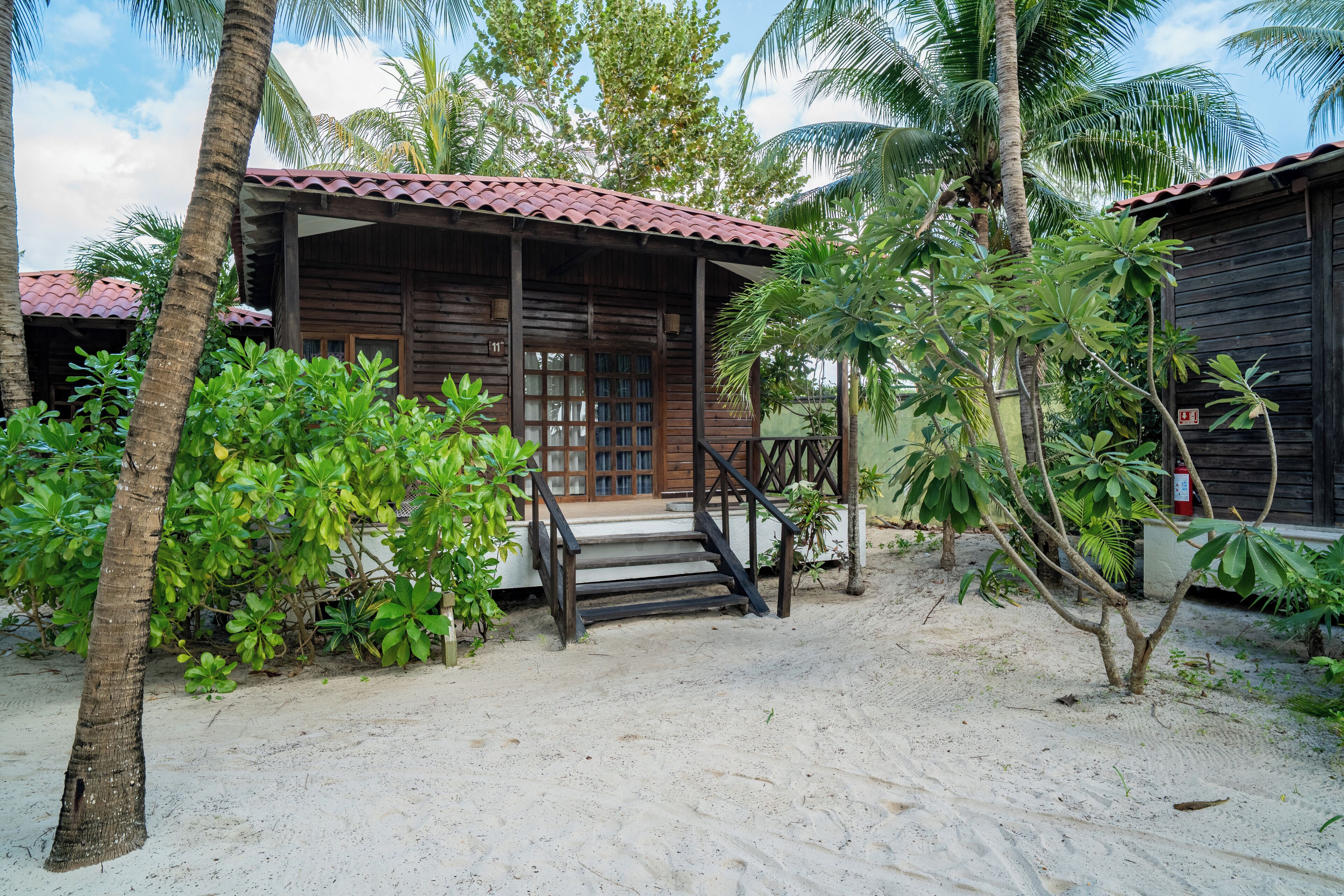 Bungalow | Minibar, brankas, meja kerja, dan tirai kedap cahaya