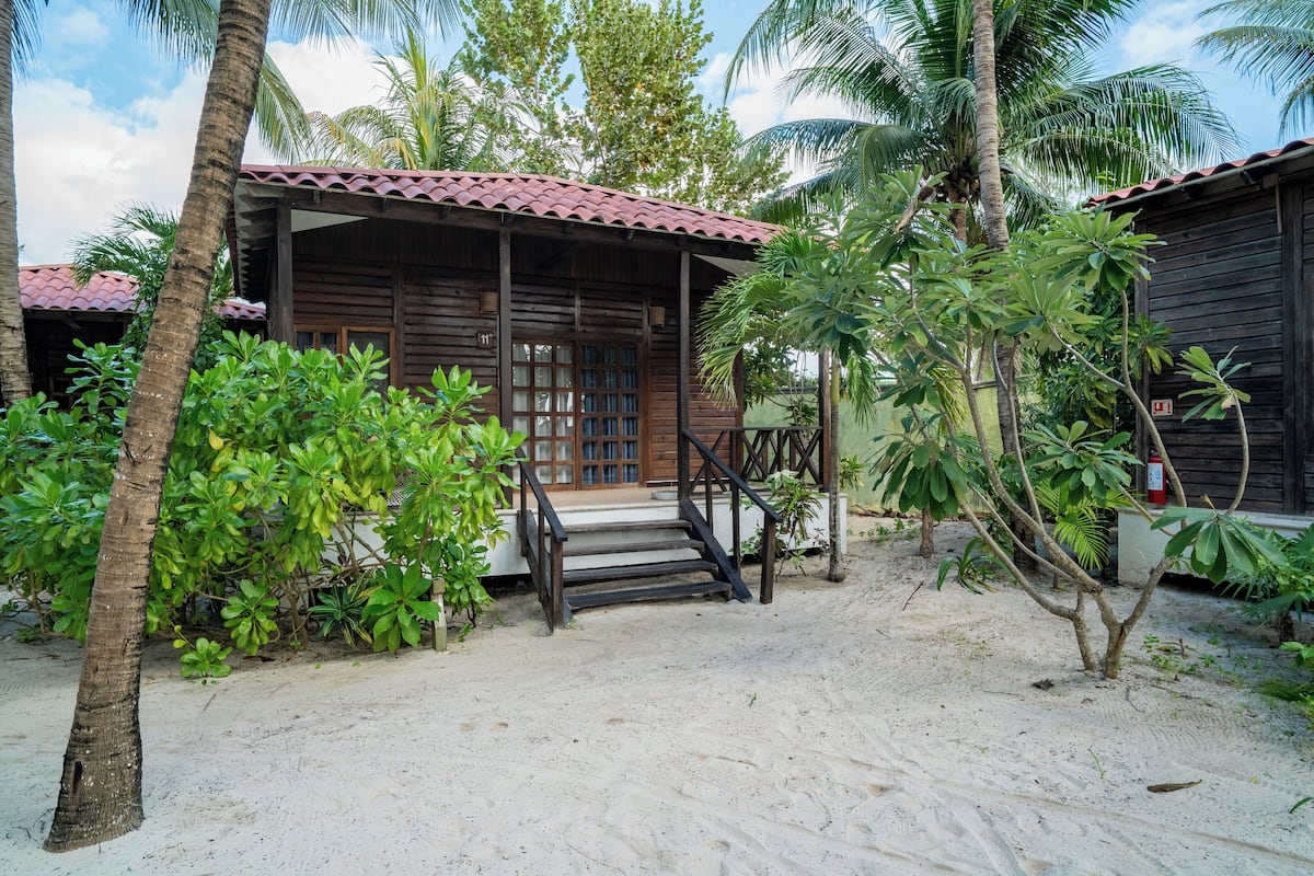 Bungalow | Minibar, brankas, meja kerja, dan tirai kedap cahaya