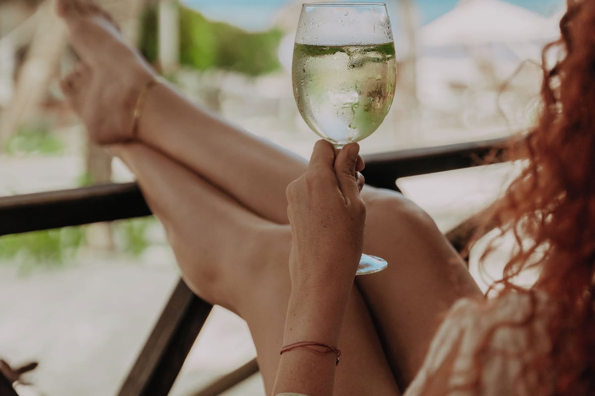 Minibar, caja de seguridad en la habitación y escritorio