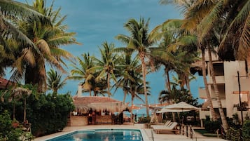 Piscina externa, funciona das 8h às 19h30, guarda-sóis