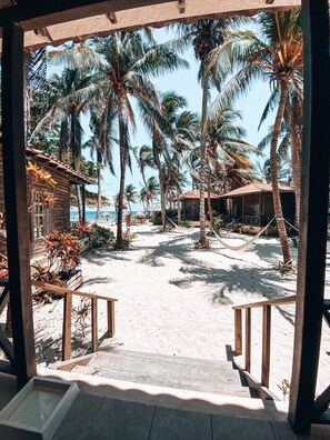 Minibar, caja de seguridad en la habitación y escritorio 
