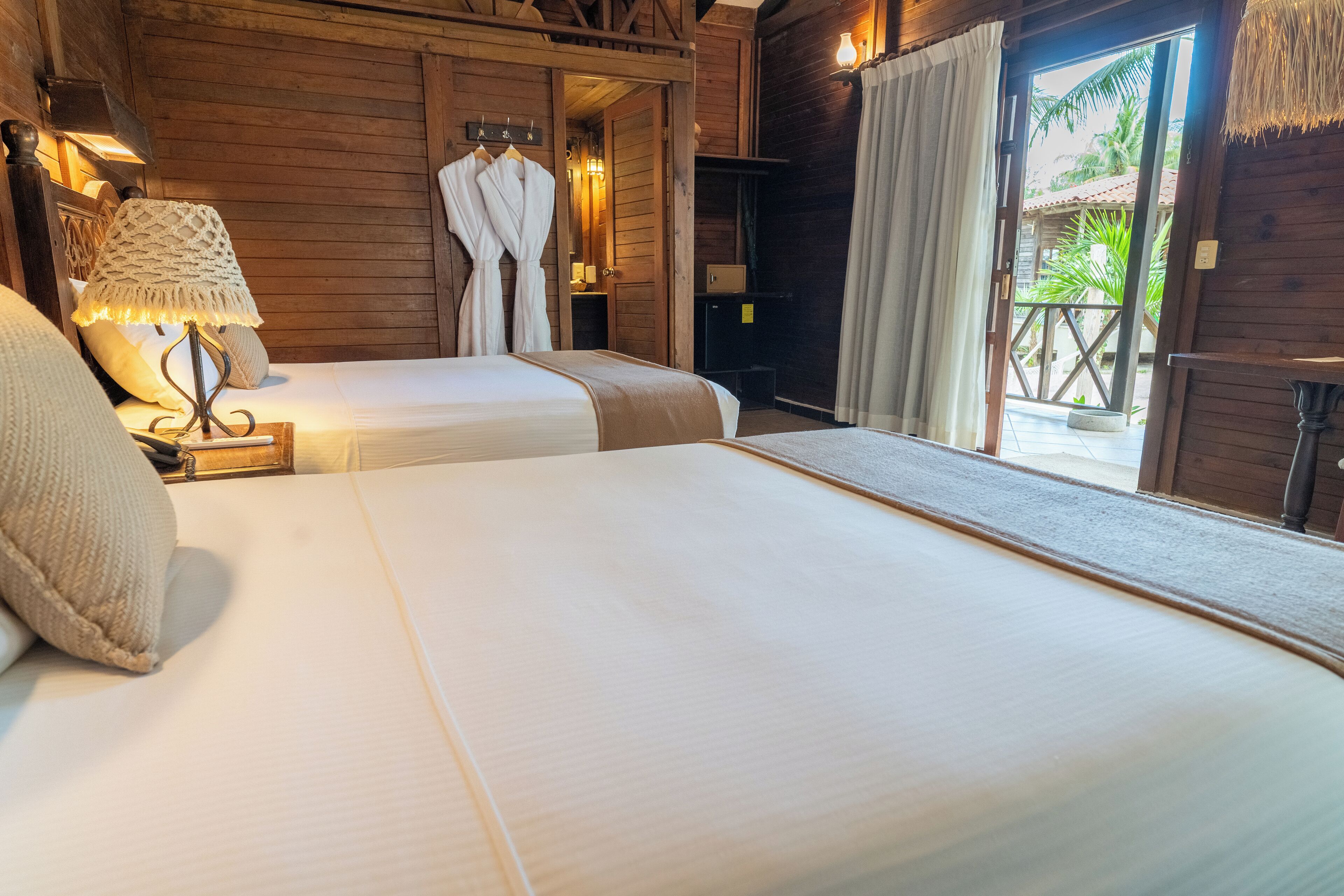 Minibar, coffres-forts dans les chambres, bureau, rideaux occultants