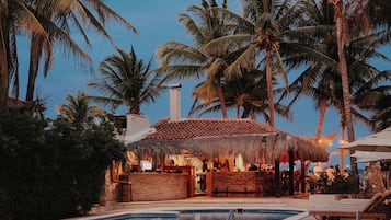 Piscine extérieure, parasols de plage
