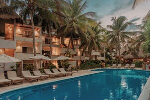 室外游泳池，08:00 至 19:30 开放，池畔遮阳伞