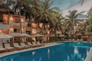 Piscine extérieure, parasols de plage