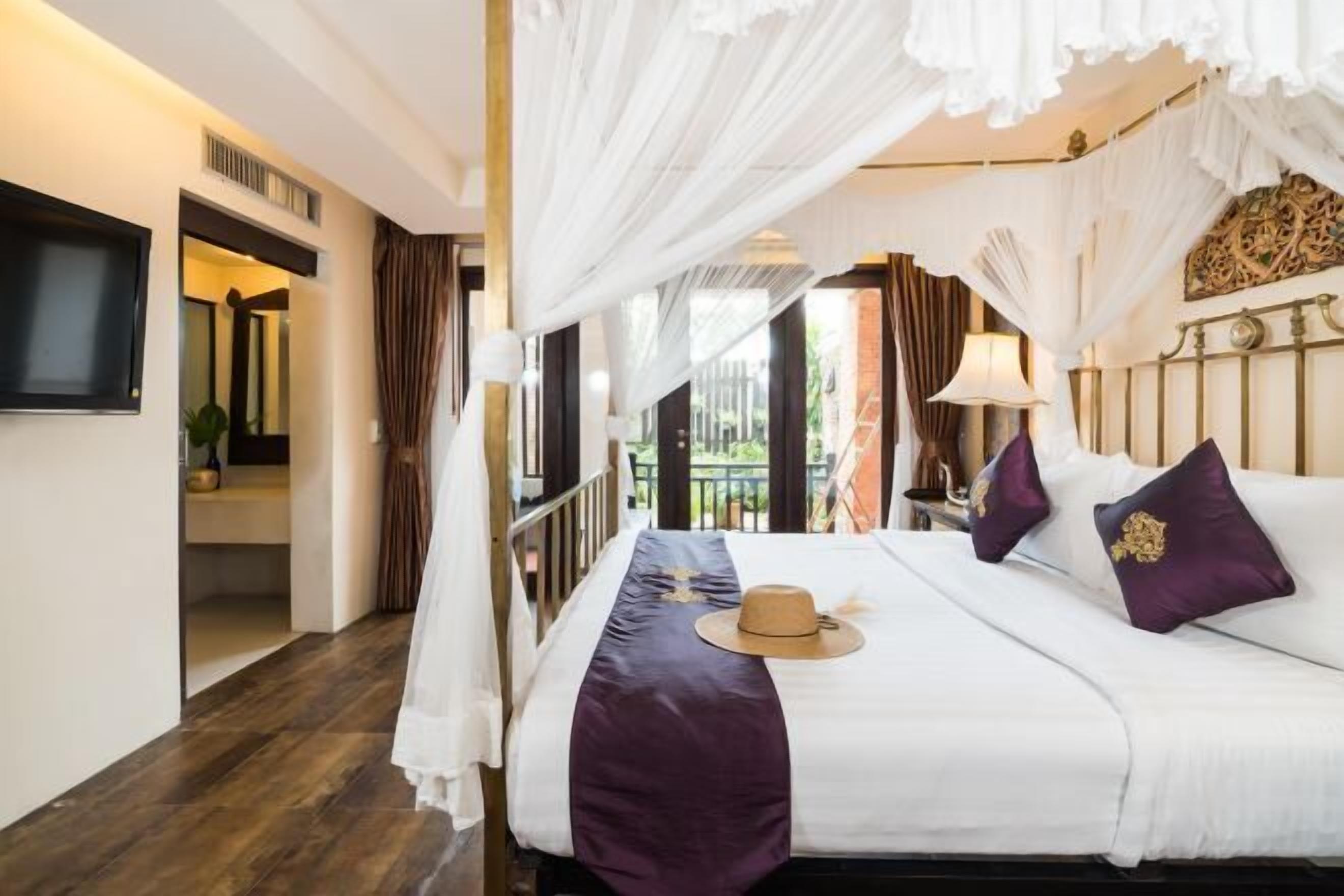 Seprai premium, brankas, meja kerja, dan tirai kedap cahaya