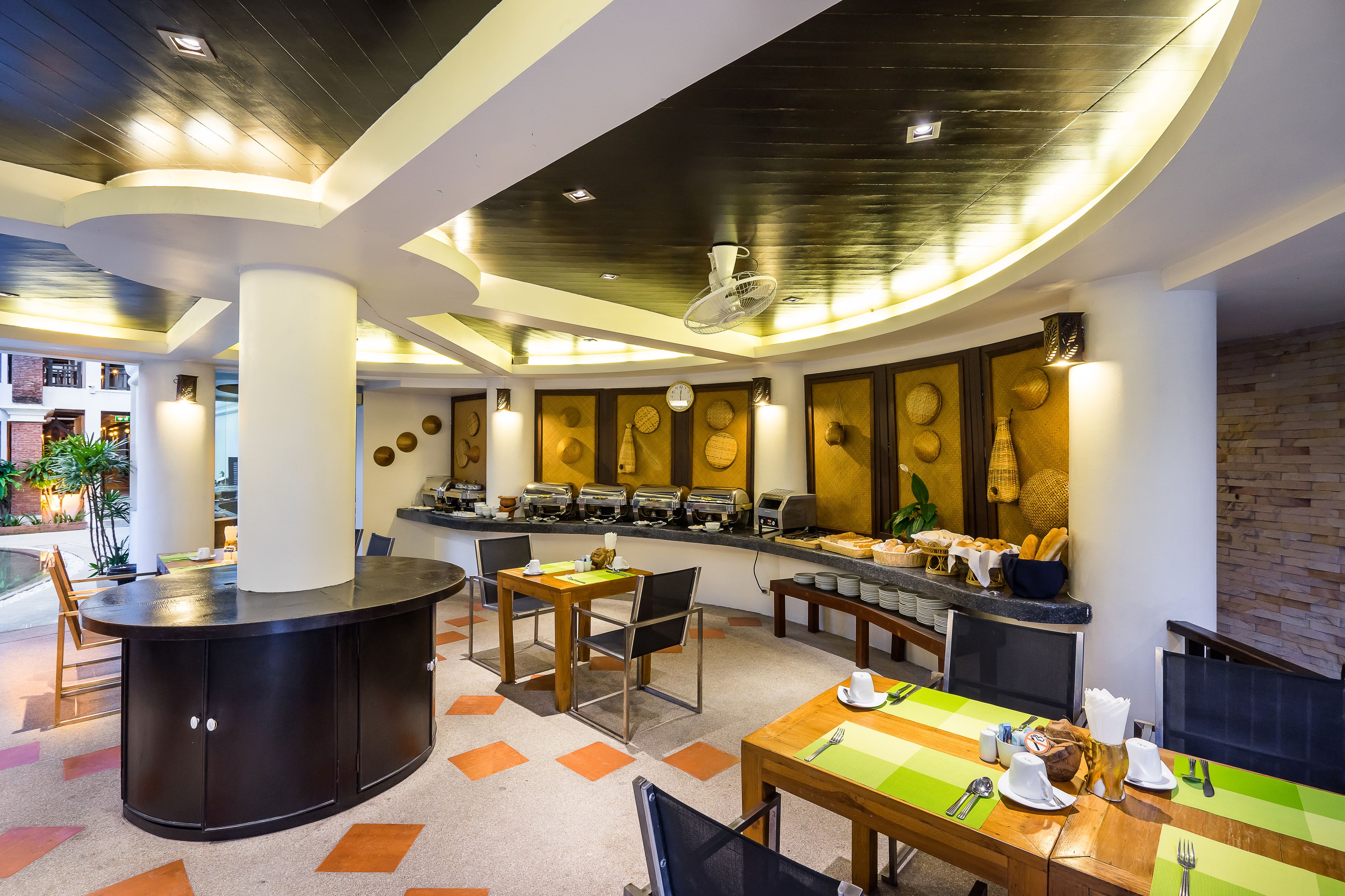 Breakfast served, local and international cuisine, beach views 