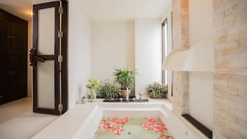 Suite, 2 Bedrooms - Free one way airport transfer | バスルーム | 個別の浴槽とシャワー、深めの浴槽、バスアメニティ (無料)、ヘアドライヤー