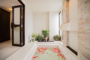 Suite, 2 Bedrooms - Free one way airport transfer | Salle de bain | Baignoire et douche séparées, baignoire profonde