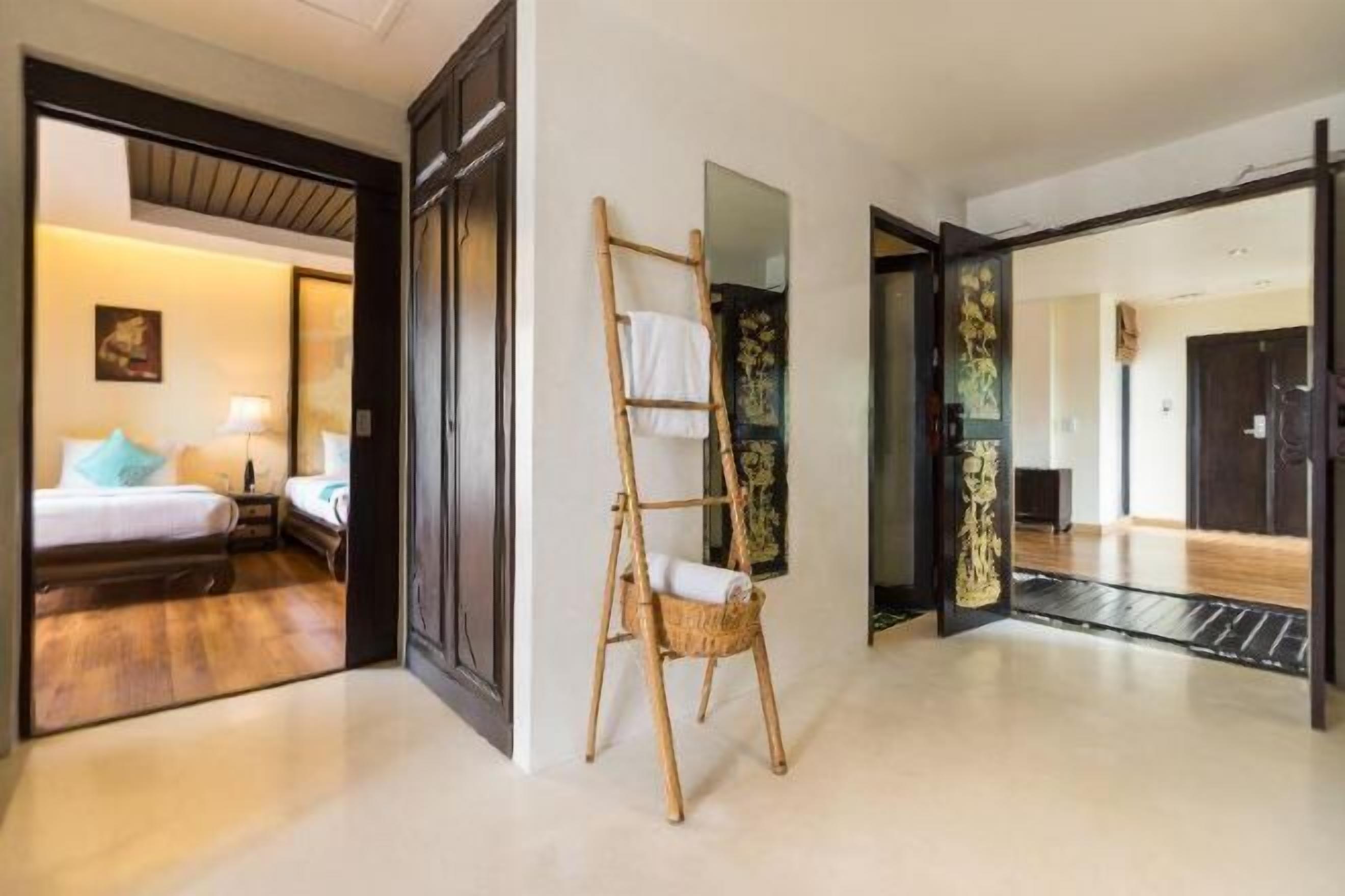 Seprai premium, brankas, meja kerja, dan tirai kedap cahaya