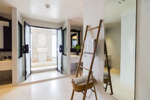 Deluxe Suite Sea View - Free one way airport transfer | Baño | Bañera y ducha independientes y bañera profunda