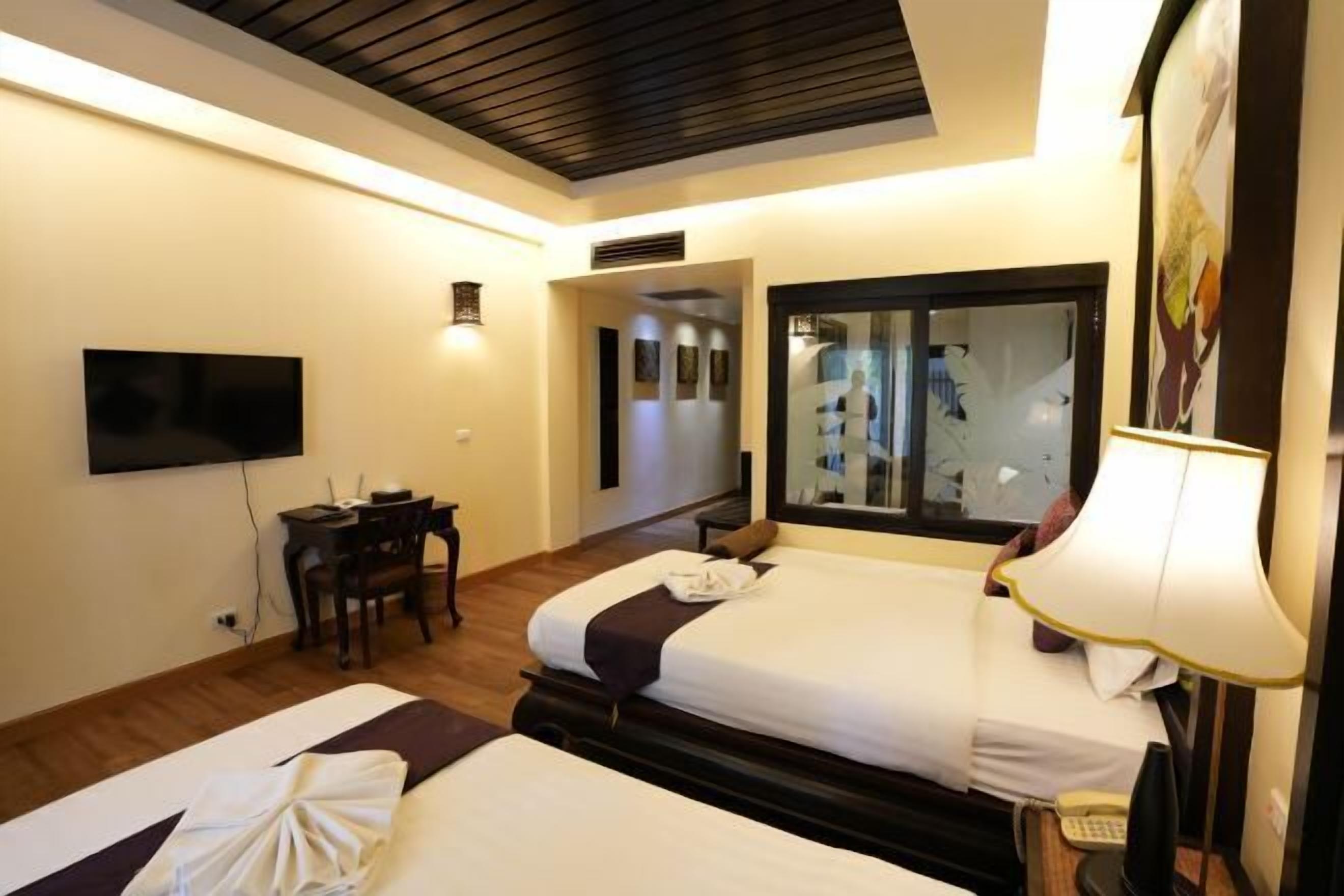 Seprai premium, brankas, meja kerja, dan tirai kedap cahaya