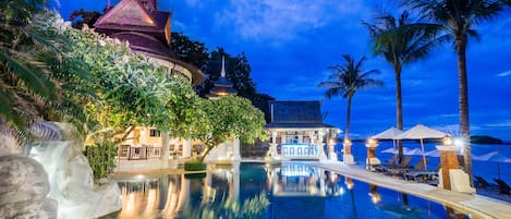 Bar en bord de piscine