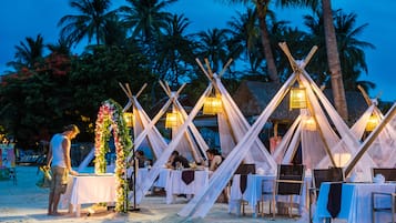 Breakfast served, local and international cuisine, beach views