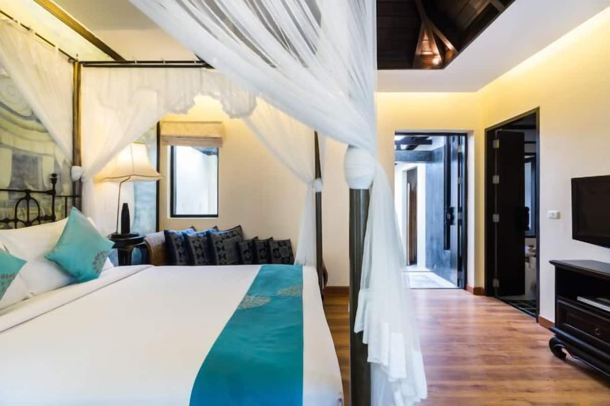 Premium bedding, minibar (some free items), in-room safe, desk