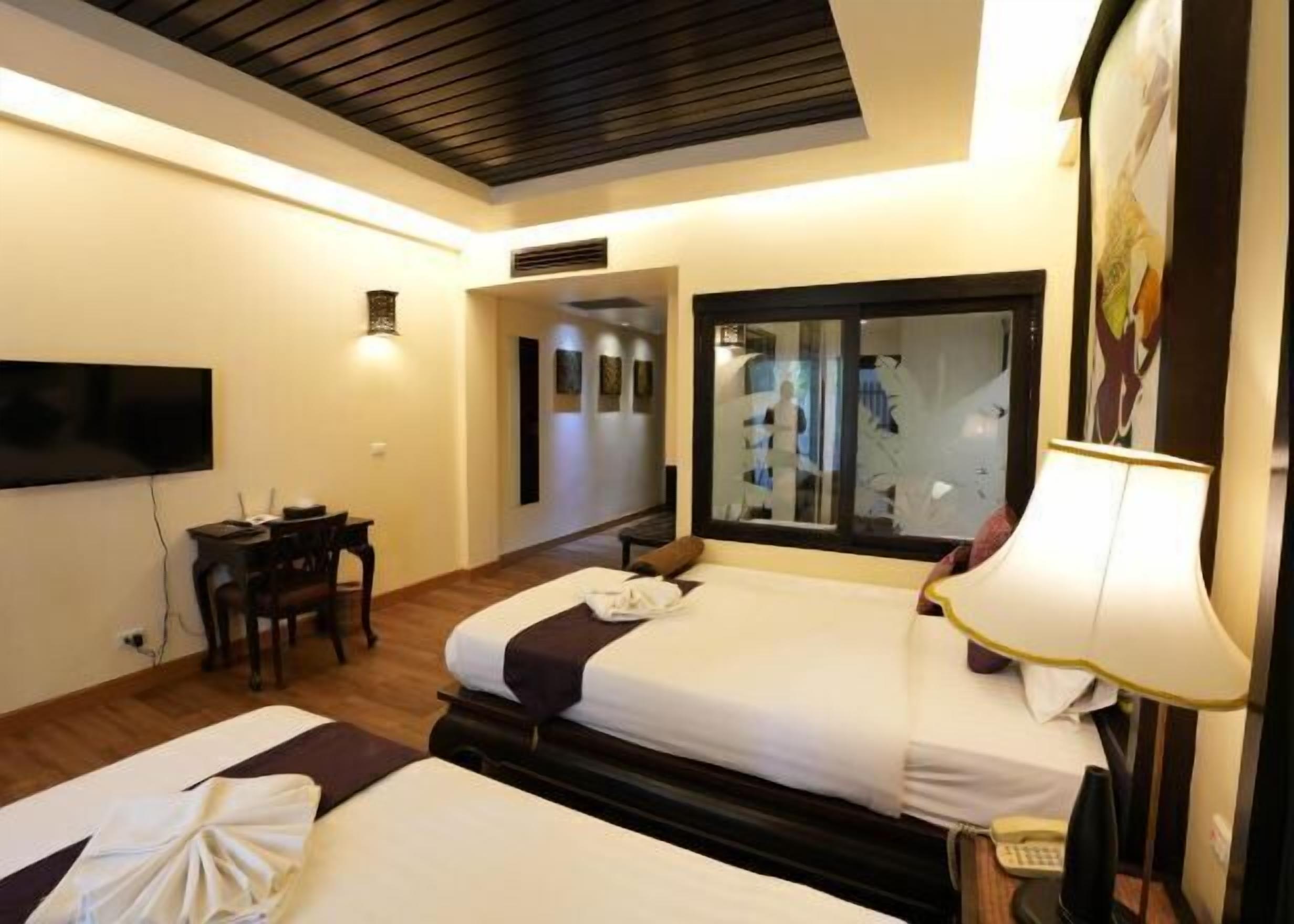 Seprai premium, brankas, meja kerja, dan tirai kedap cahaya