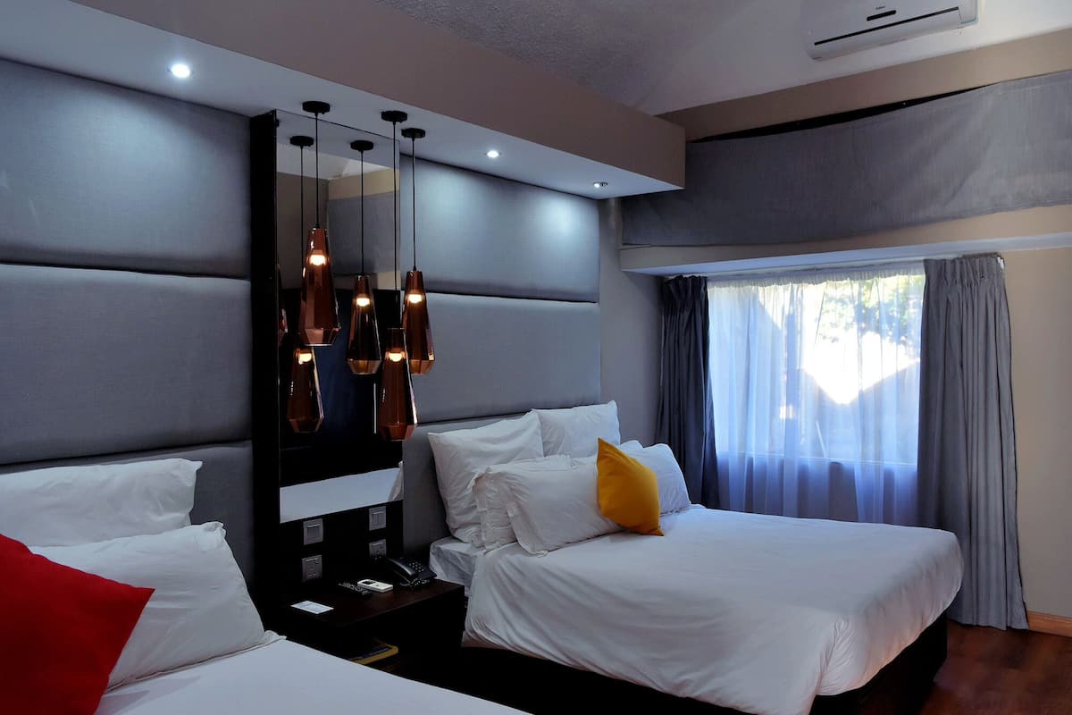 Phòng 2 giường đơn Tiêu chuẩn | Bộ đồ giường cao cấp, minibar với thức uống miễn phí, bàn 