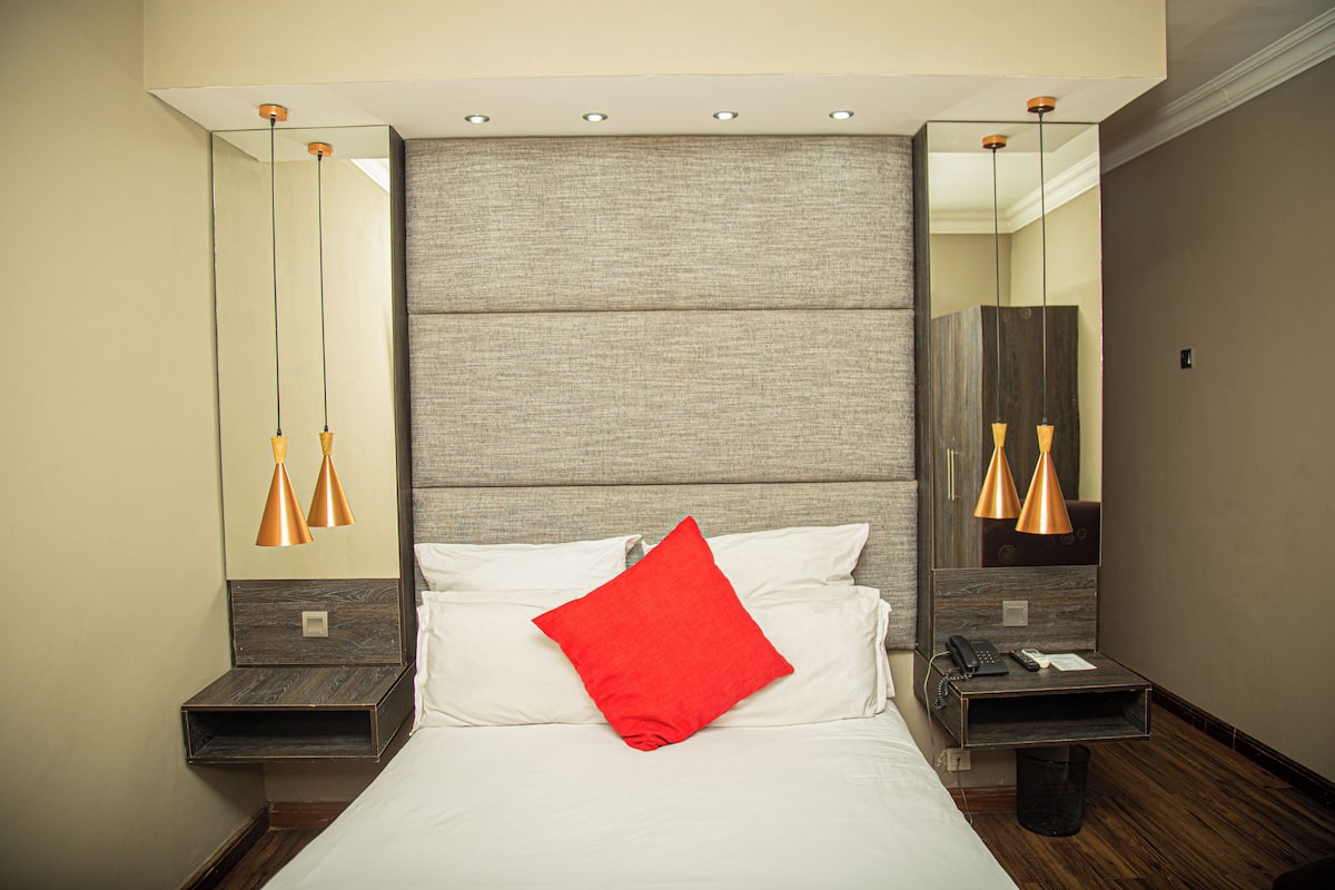 Phòng Suite Deluxe | Bộ đồ giường cao cấp, minibar với thức uống miễn phí, bàn 