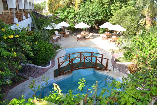 室外游泳池，06:30 至 20:30 开放，池畔遮阳伞，日光浴躺椅