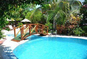 Outdoor pool, open 6:30 AM to 8:30 PM, pool umbrellas, pool loungers - Hotel Silberstein (Puerto Ayora)