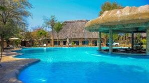 2 albercas al aire libre, sombrillas en la alberca y camastros 