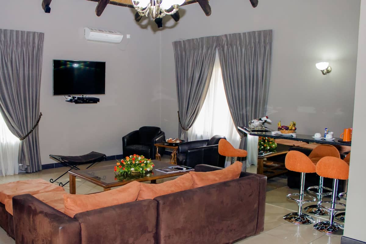 Deluxe Suite, 1 Katil Raja (King) | Peralatan tempat tidur premium, busa memori, bar mini