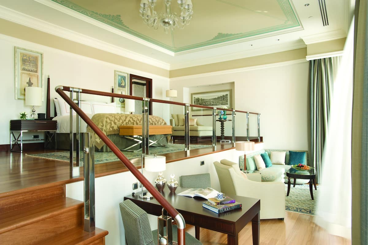Suite, 1 soverom (Bosphorus Palace) | Oppholdsområde | Plasma-TV og DVD-spiller