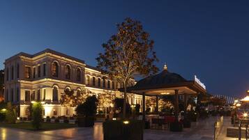 Majoituspaikan julkisivu illalla/yöllä